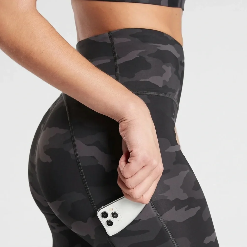 Athleta Ultimate Stash Pocket Camo 7/8 Tight - Picture 3 of 6